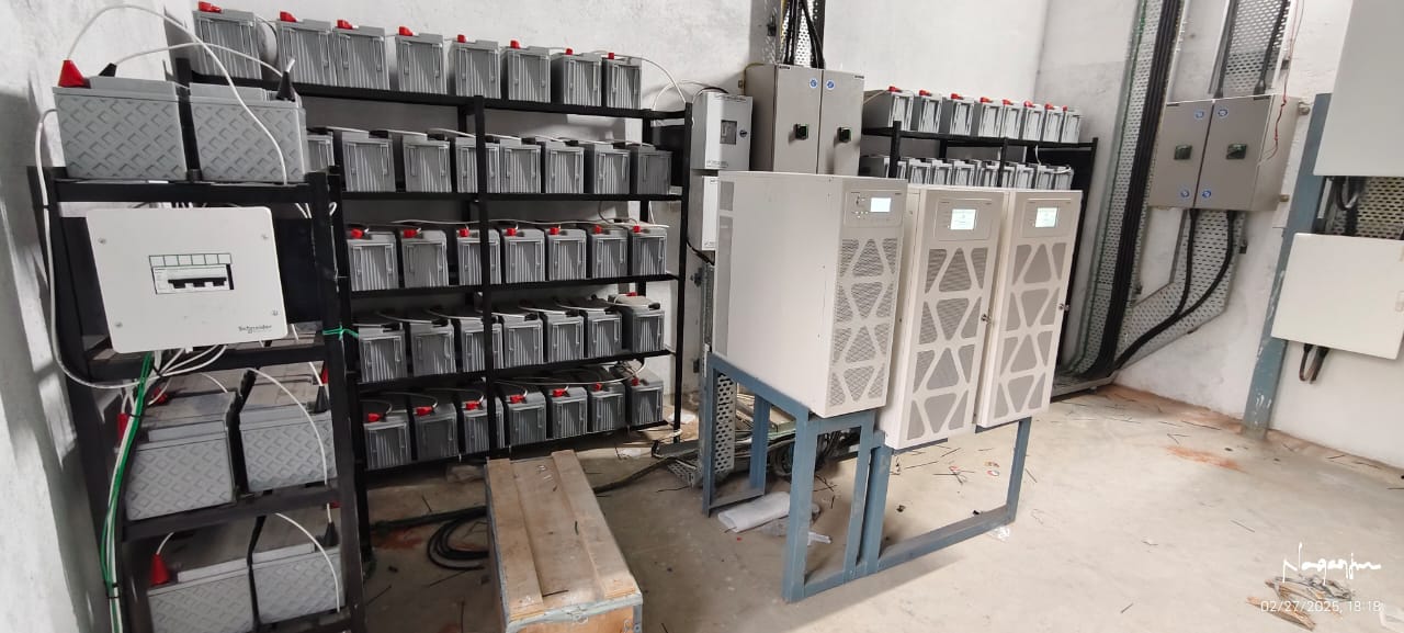 Three-phase UPS with battery bank